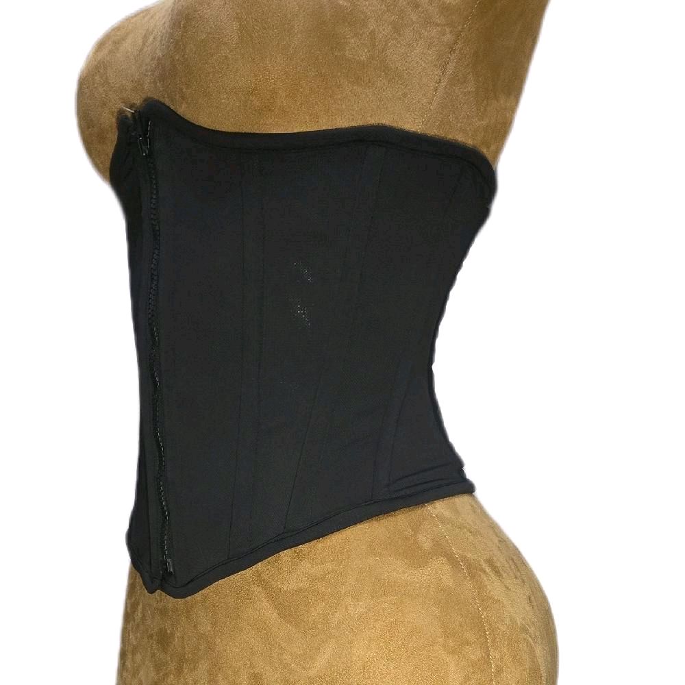 Stretchy. Mesh. Gym-proof. 20" flex fit | 13" front length.