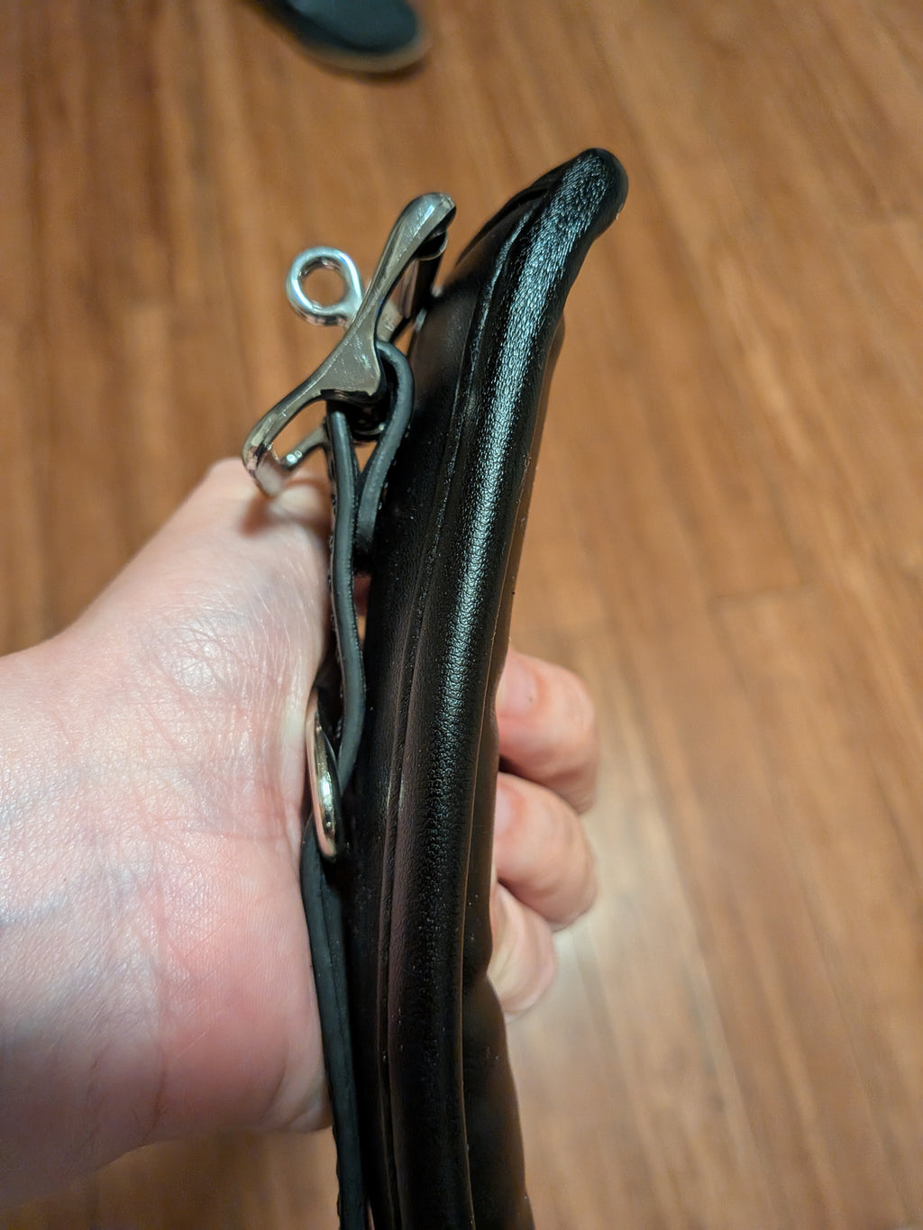 Lockable genuine leather collar with d rings