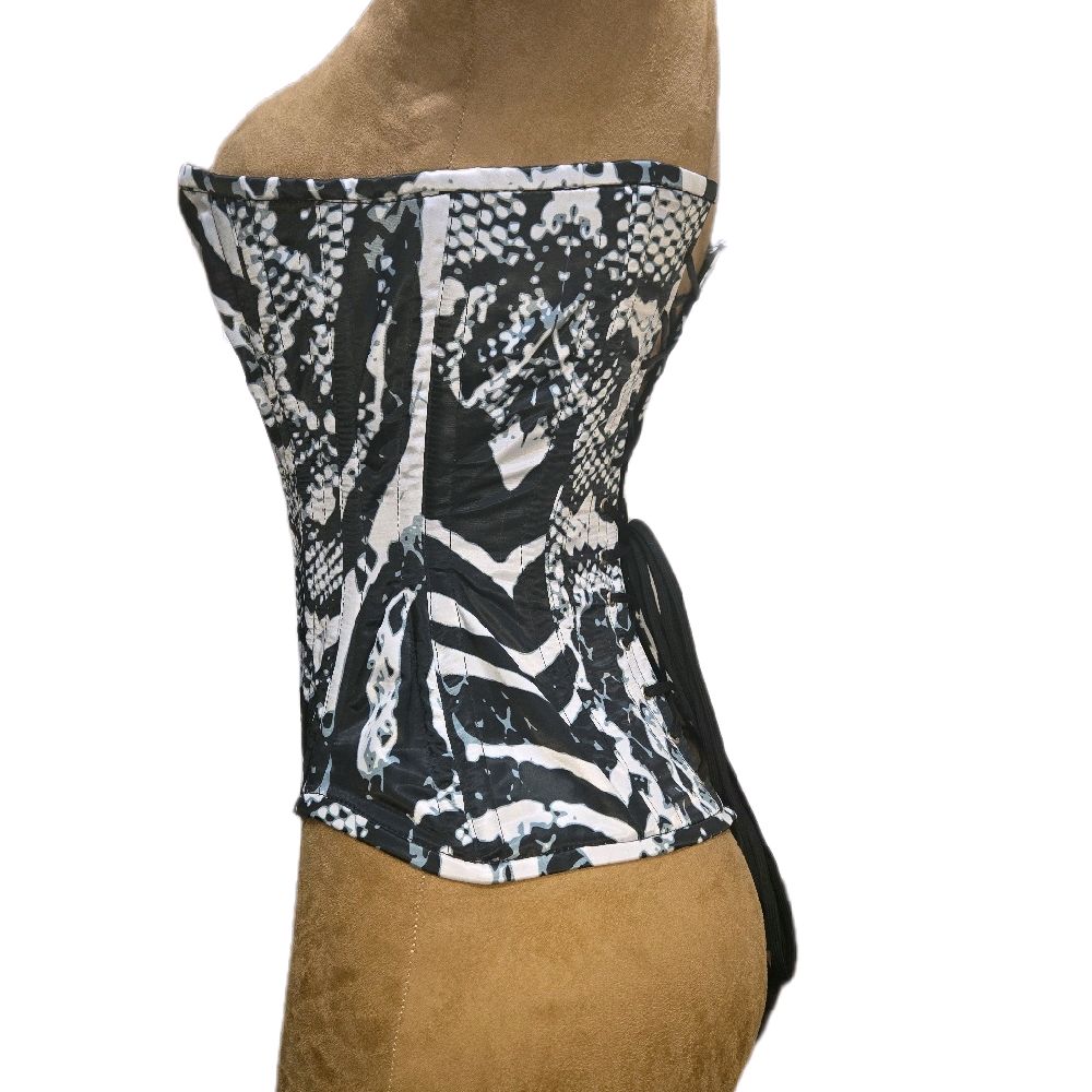 24” waist goal | 14” length | black + white power look 🖤🤍| Snake Skin Print