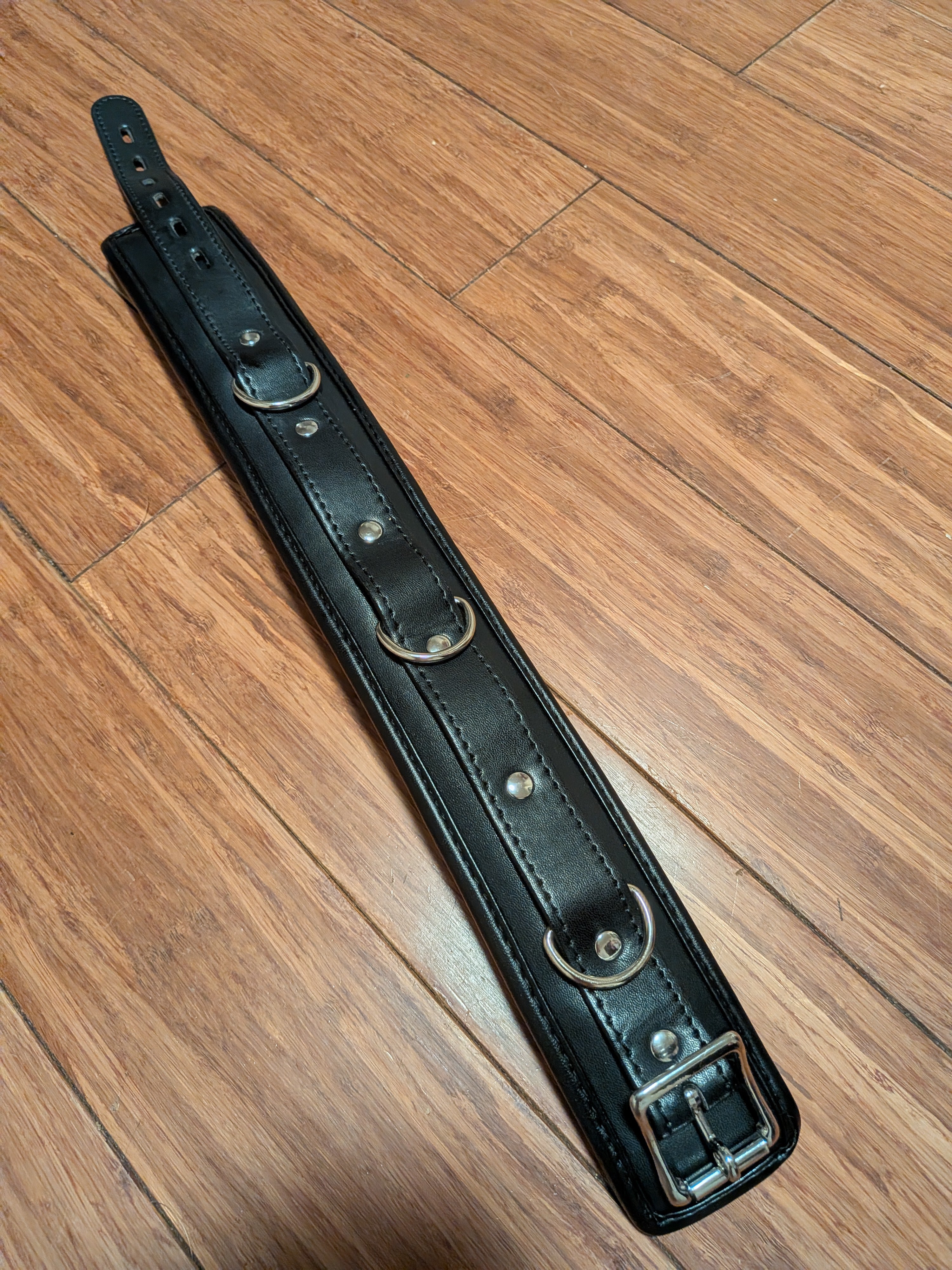 Lockable genuine leather collar with d rings