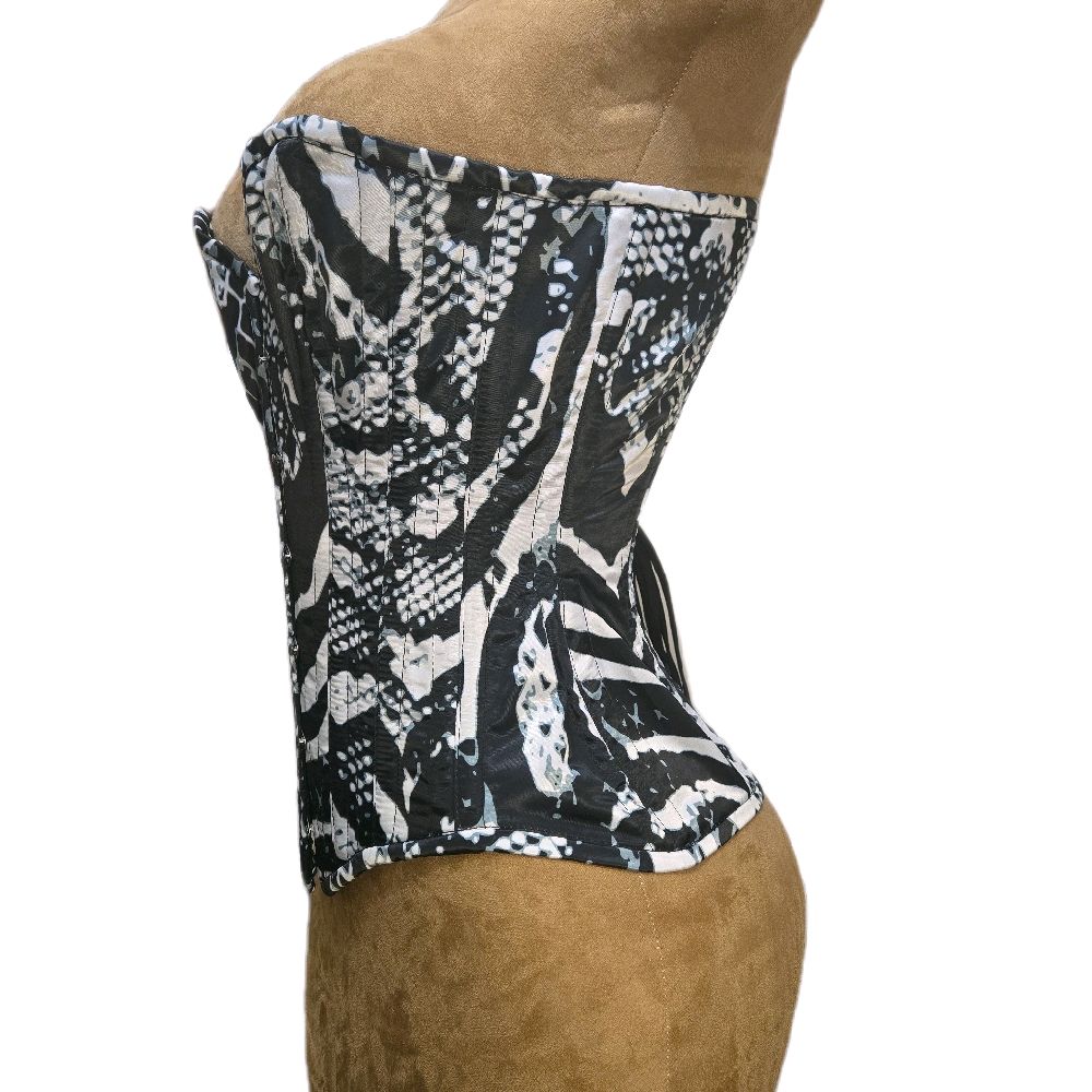 24” waist goal | 14” length | black + white power look 🖤🤍| Snake Skin Print