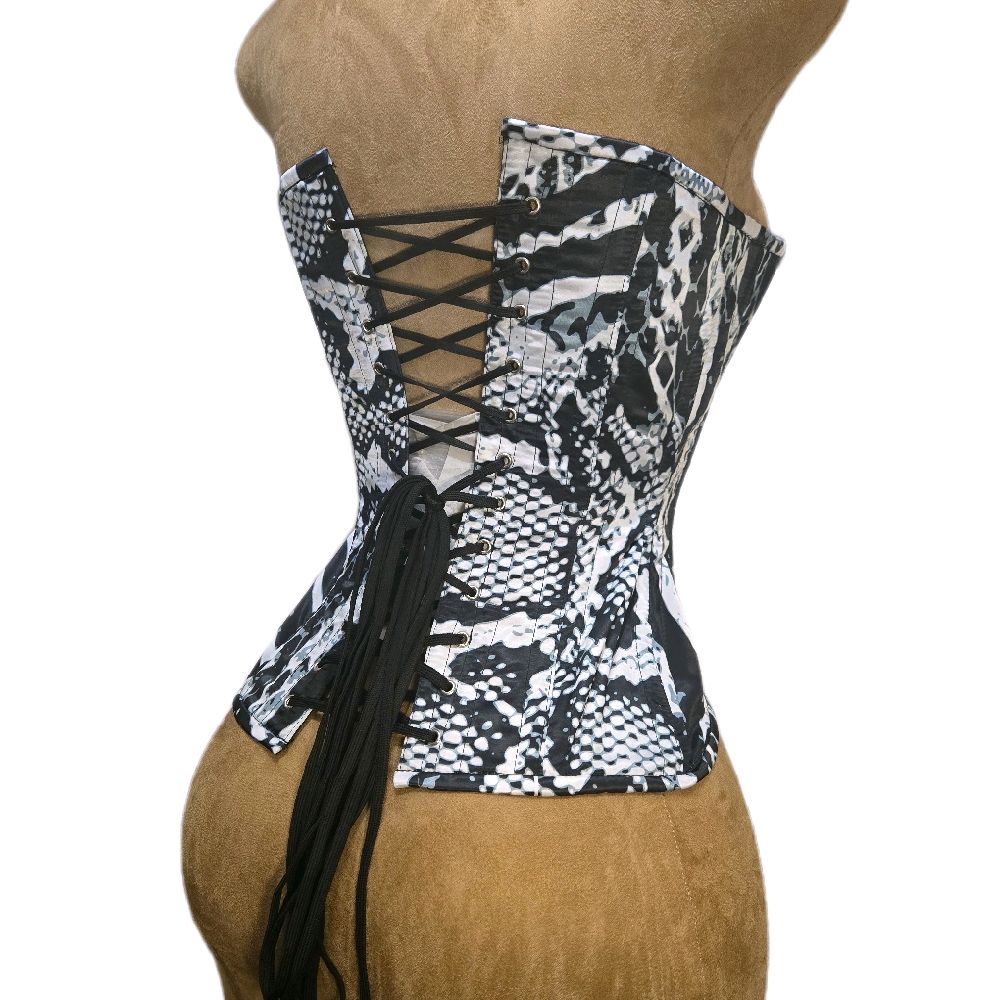 24” waist goal | 14” length | black + white power look 🖤🤍| Snake Skin Print