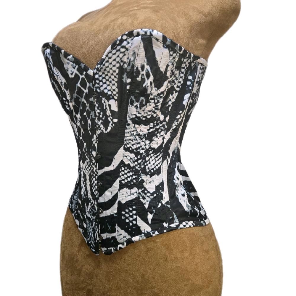 24” waist goal | 14” length | black + white power look 🖤🤍| Snake Skin Print