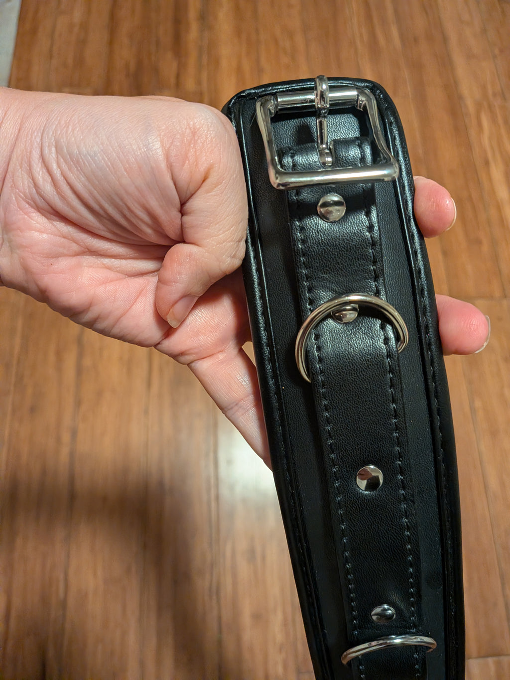 Lockable genuine leather collar with d rings